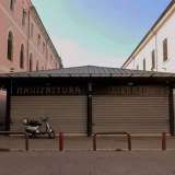 Nell�altra parte del mercato le strutture sono quasi tutti vuote: compaiono solo pochi servizi commerciali e qualche banco di abbigliamento che approfitta dello spazio libero tra due file di locali chiusi. A farla da padrone sono i chioschetti in stile liberty dai particolari tetti spioventi,  introdotti dalla scritta  �Manifattura Libert��